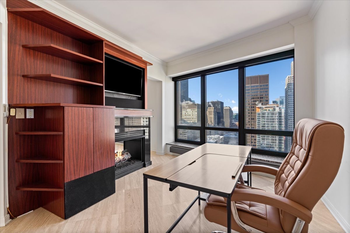 130 N GARLAND Court Unit: 3702