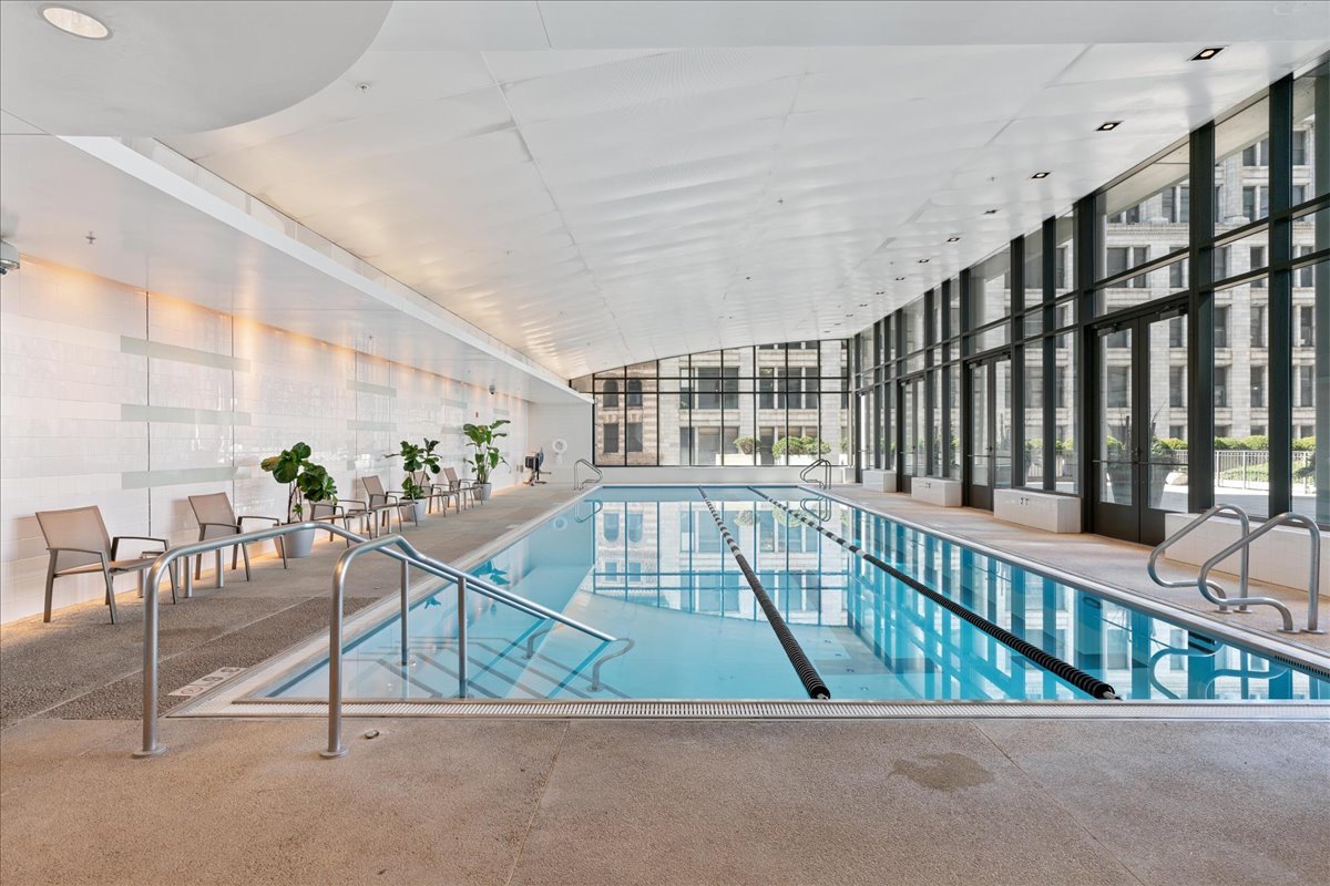 130 N GARLAND Court Unit: 3702