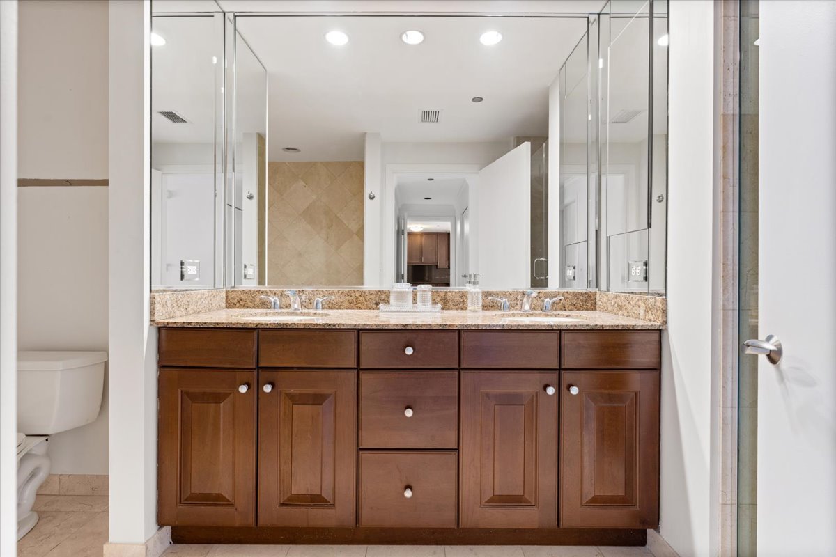 130 N GARLAND Court Unit: 3702