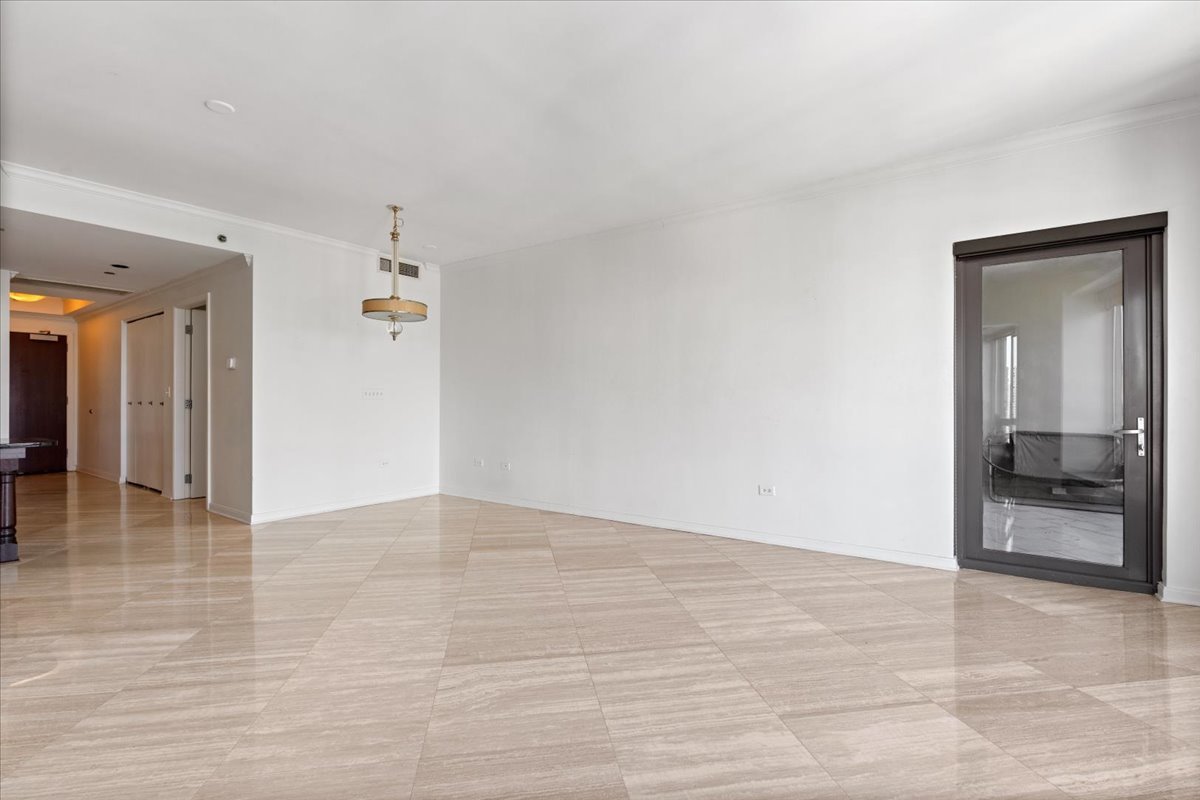 130 N GARLAND Court Unit: 3702