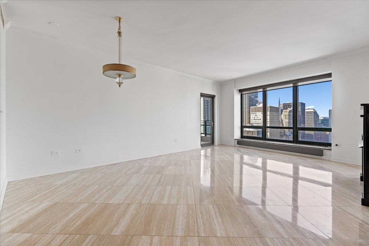 130 N GARLAND Court Unit: 3702