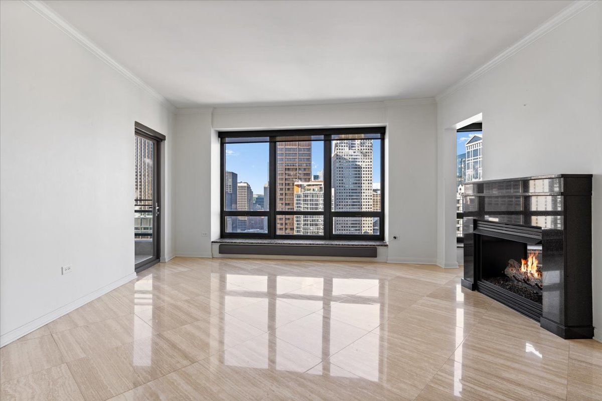 130 N GARLAND Court Unit: 3702