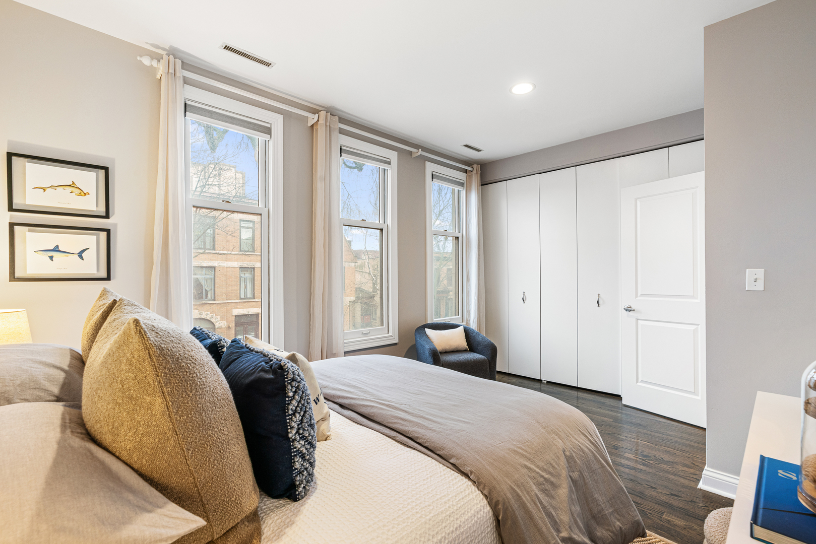 1954 N Seminary Avenue