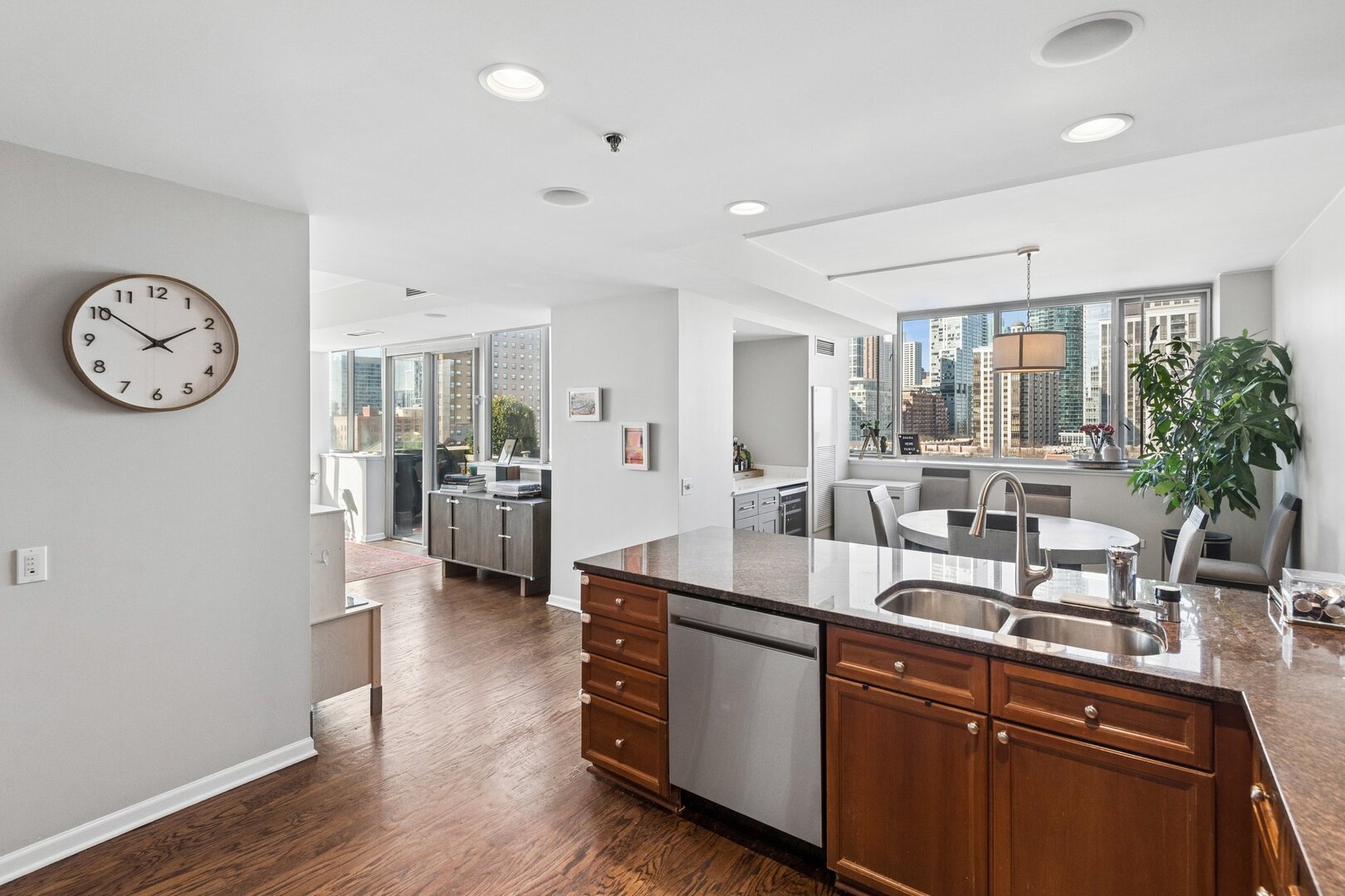 1515 S Prairie Avenue Unit: 914