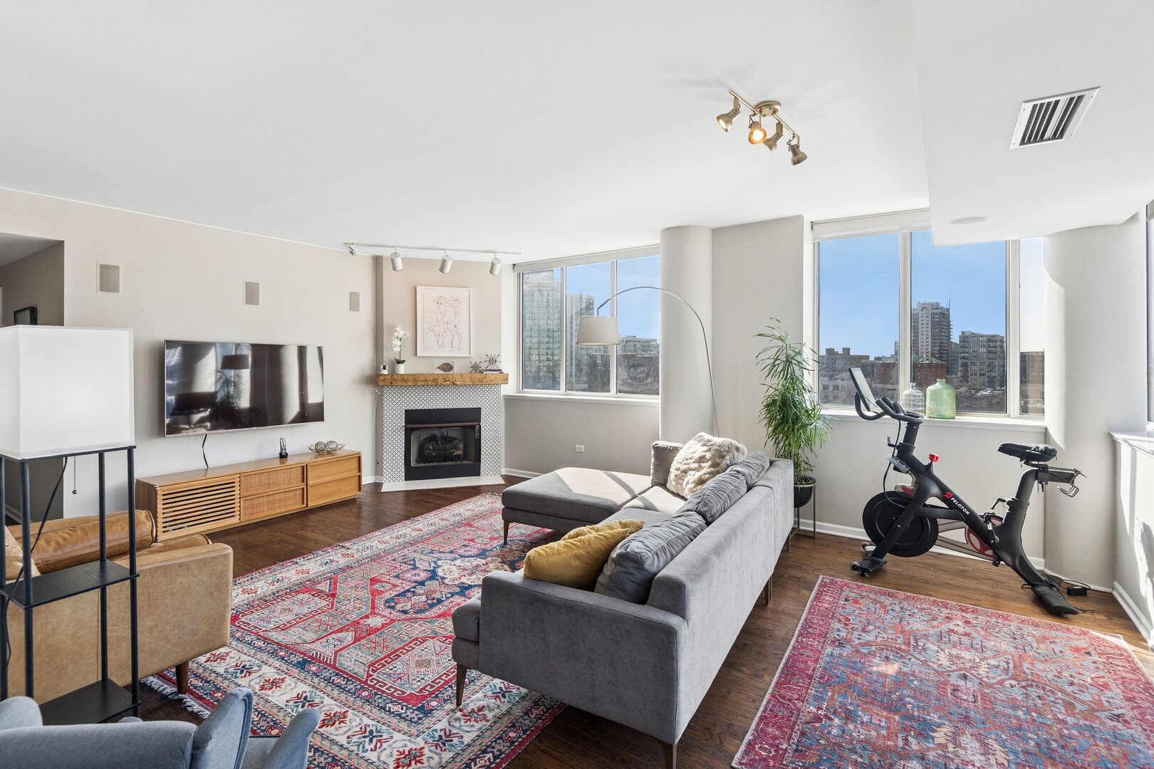 1515 S Prairie Avenue Unit: 914