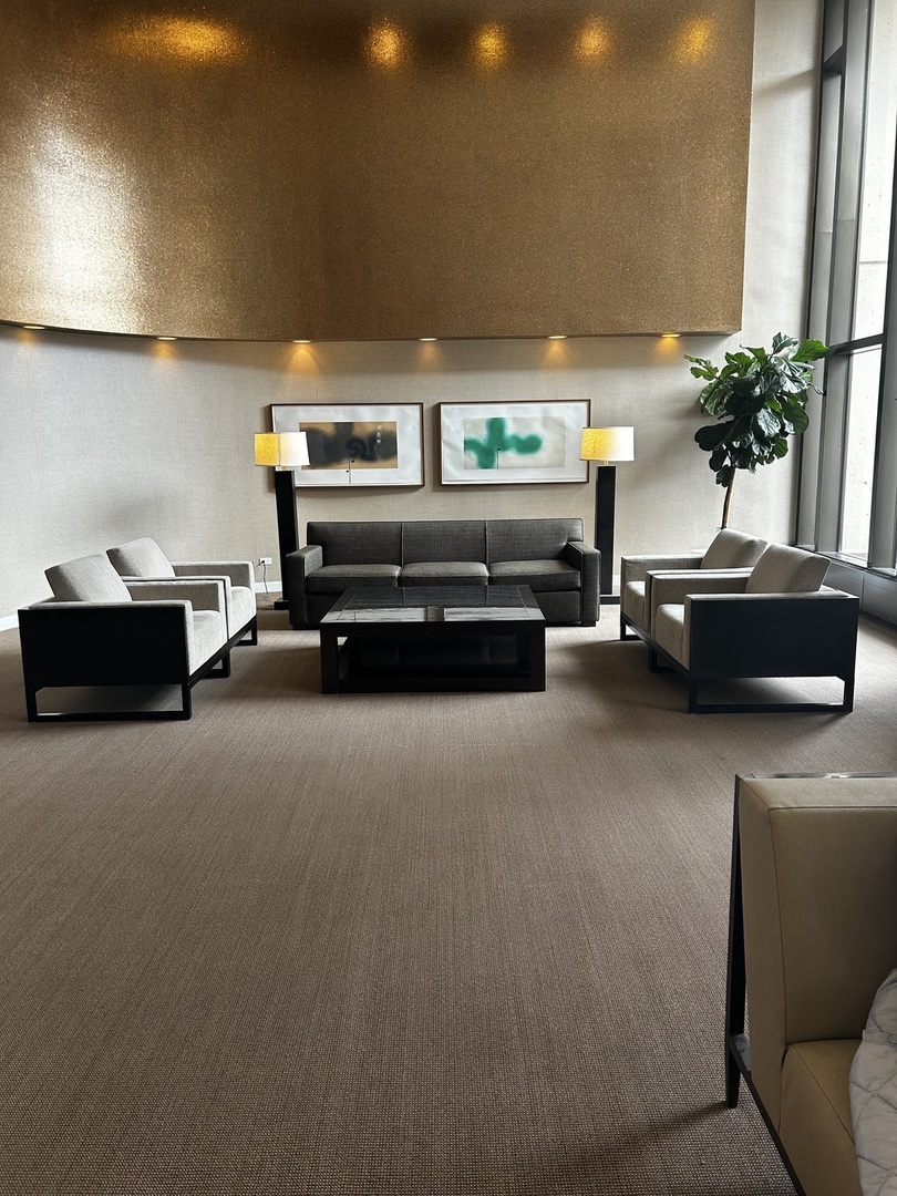 3930 N PINE GROVE Avenue Unit: 408