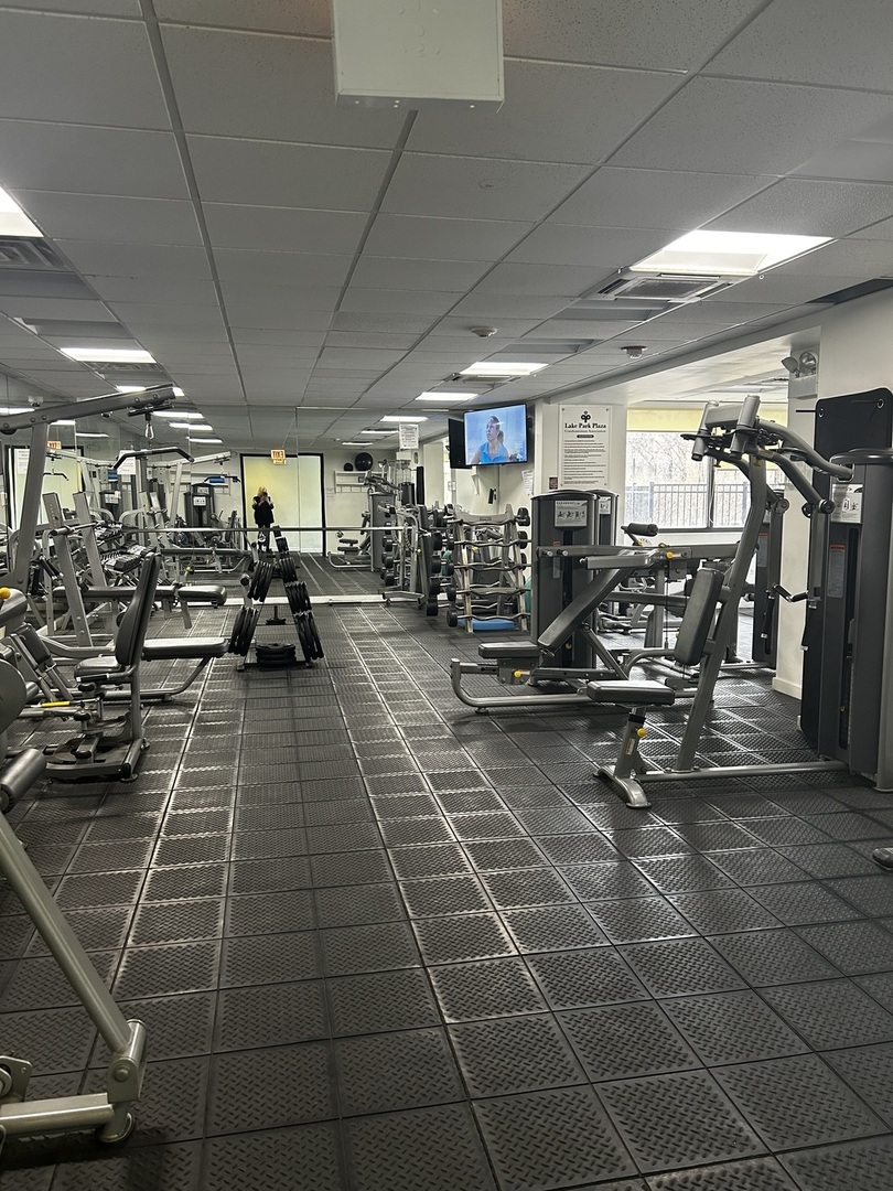 3930 N PINE GROVE Avenue Unit: 408