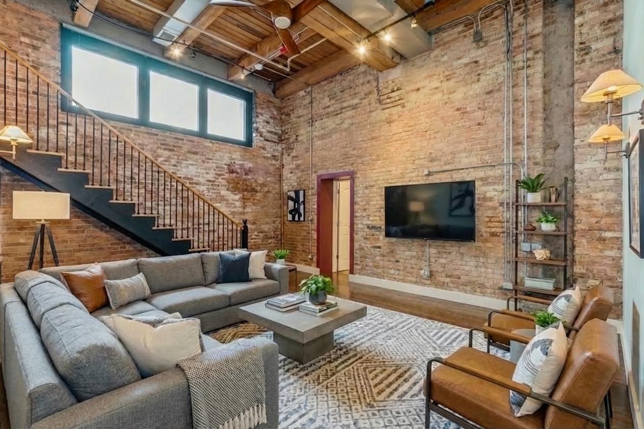 1727 S Indiana Avenue Unit: 105