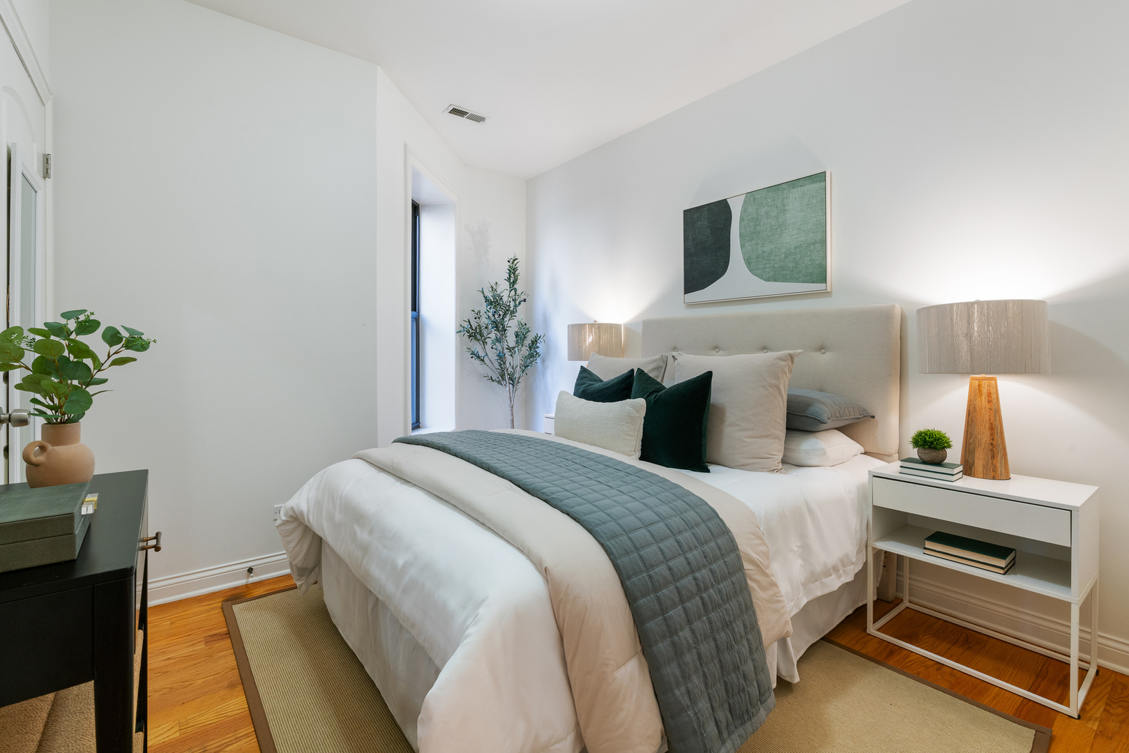 4038 N Kenmore Avenue Unit: 3