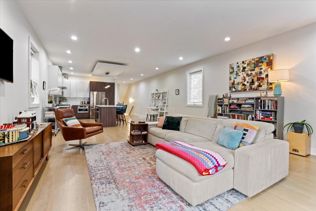 3033 N Clybourn Avenue Unit: 1