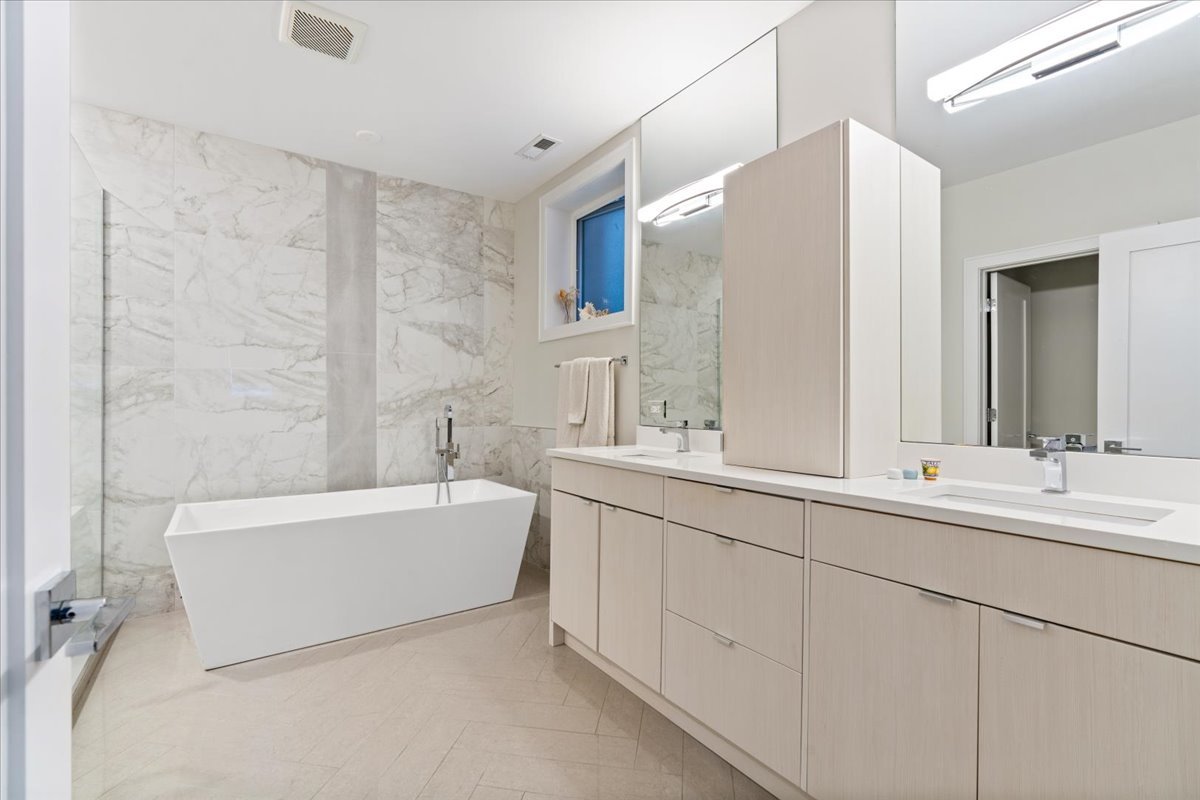 3033 N Clybourn Avenue Unit: 1