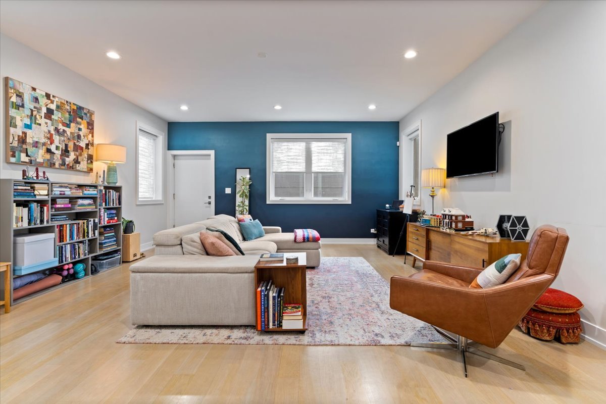 3033 N Clybourn Avenue Unit: 1