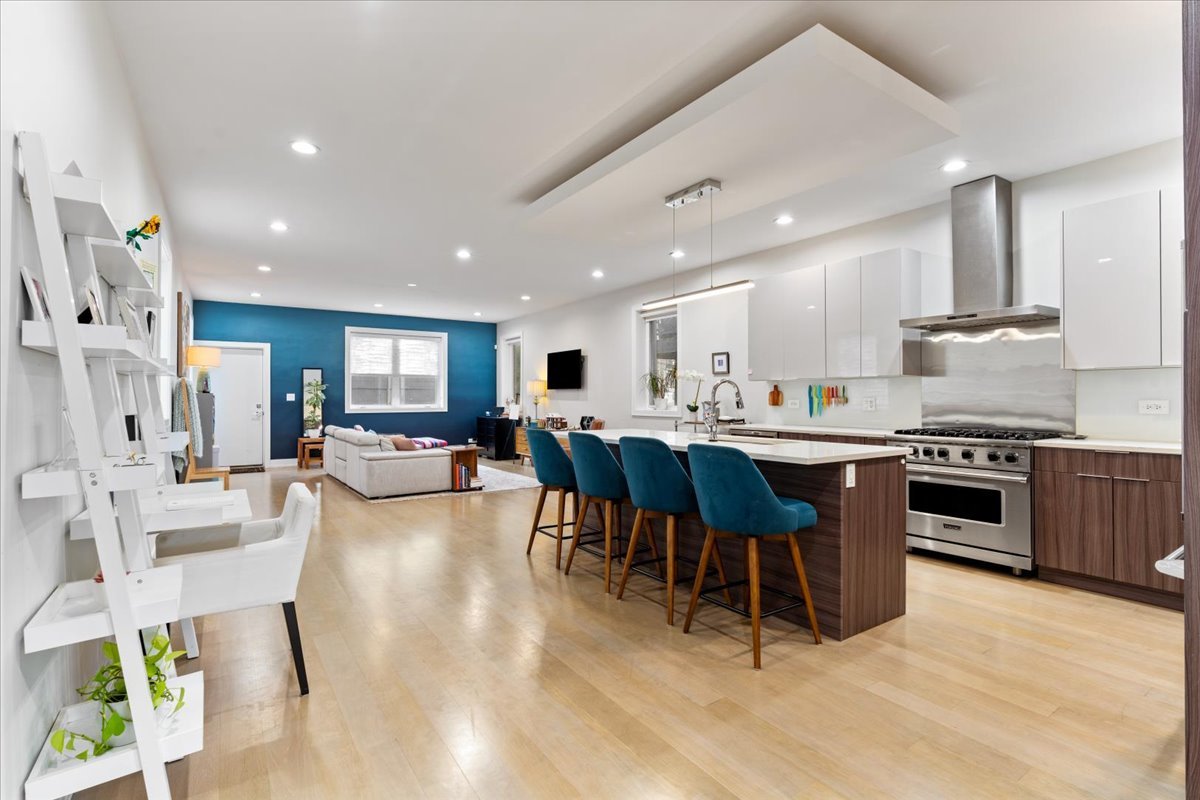 3033 N Clybourn Avenue Unit: 1