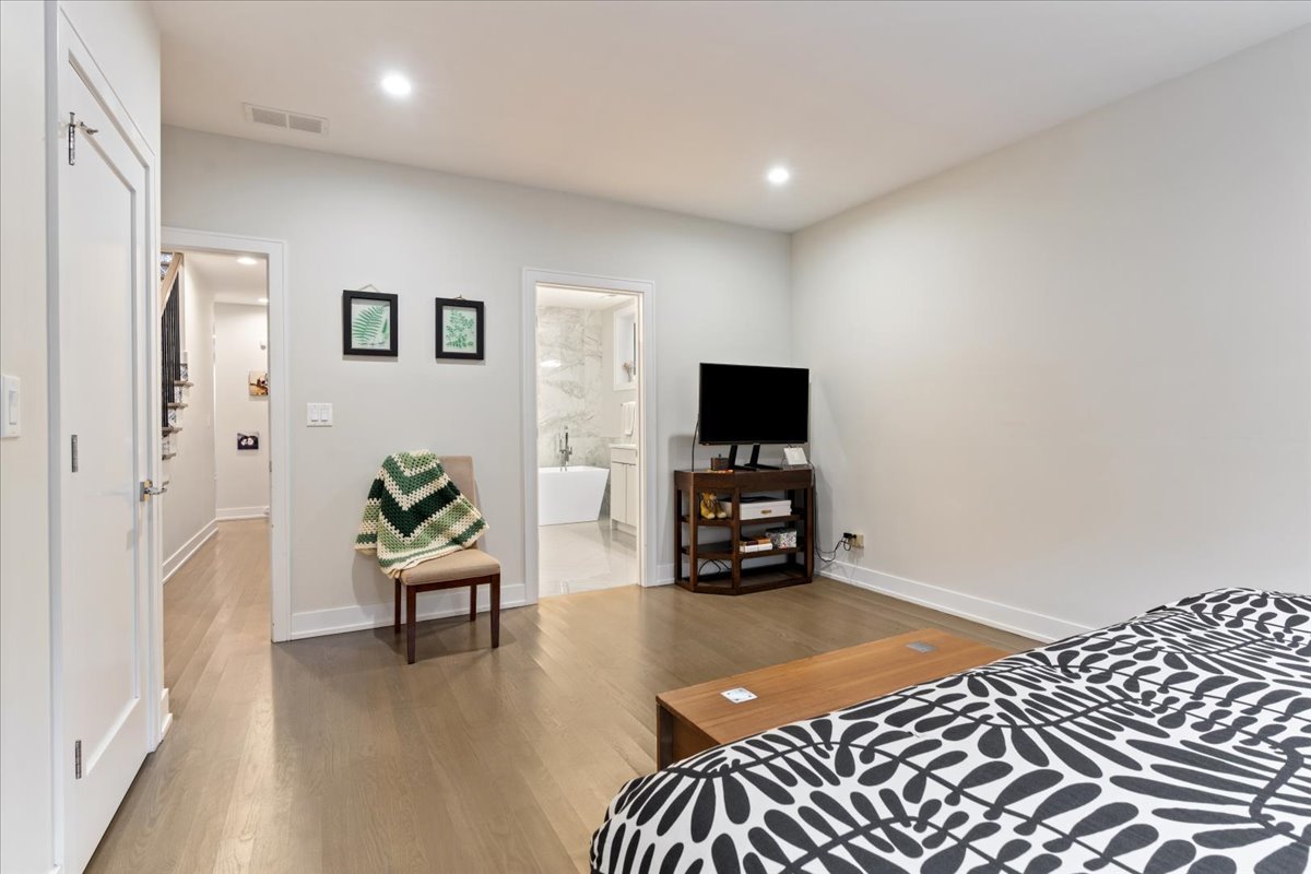 3033 N Clybourn Avenue Unit: 1