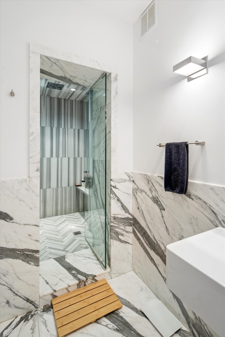 3500 N LAKE SHORE Drive Unit: 6D