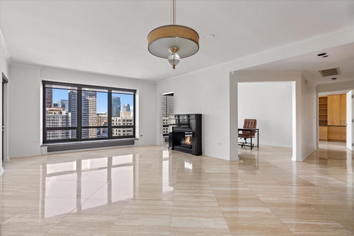 130 N GARLAND Court Unit: 3702