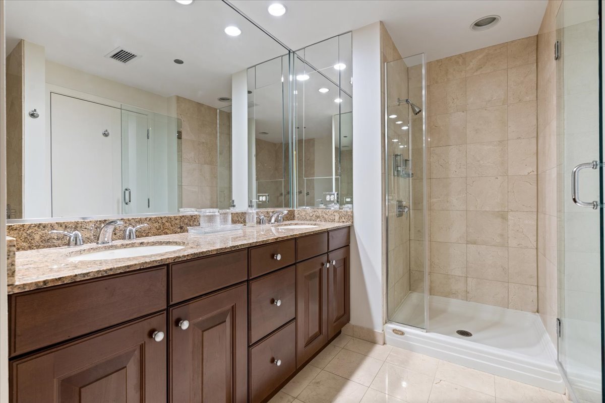 130 N GARLAND Court Unit: 3702