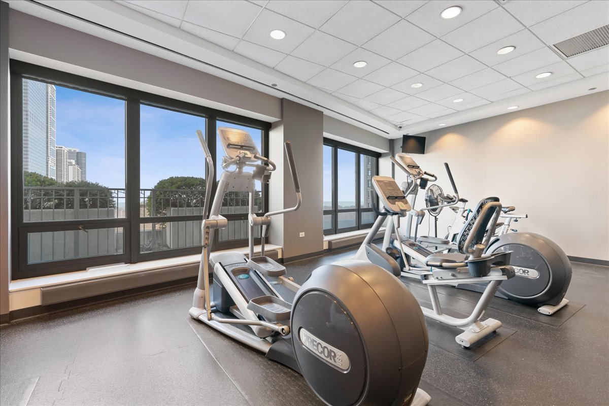 130 N GARLAND Court Unit: 3702