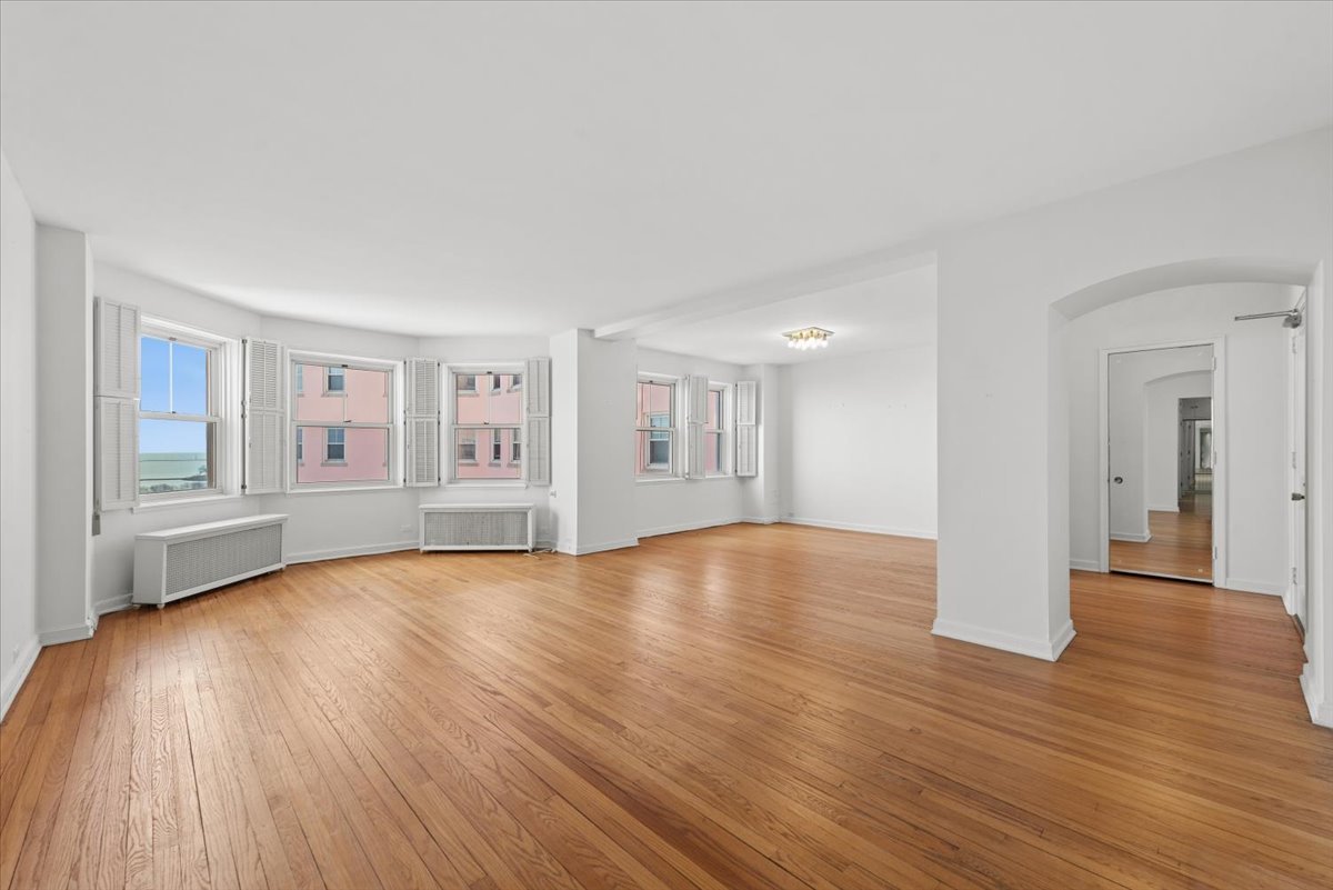 5555 N SHERIDAN Road Unit: 1017