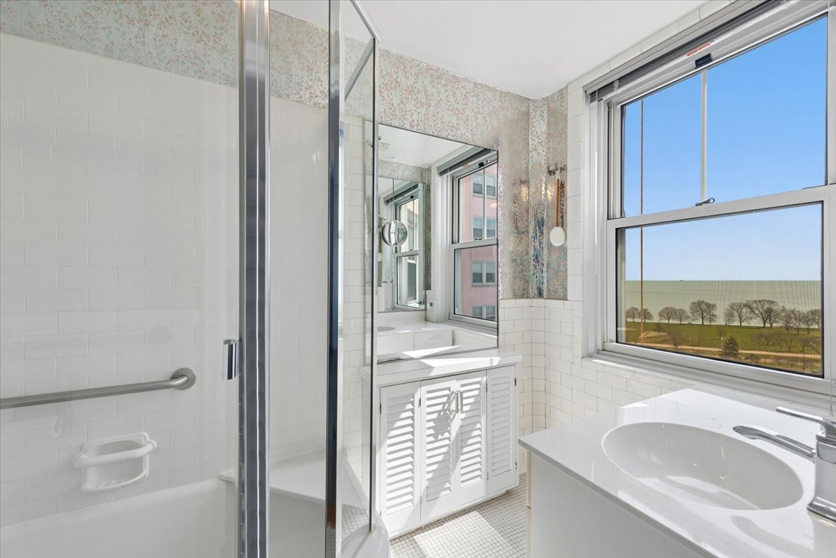 5555 N SHERIDAN Road Unit: 1017