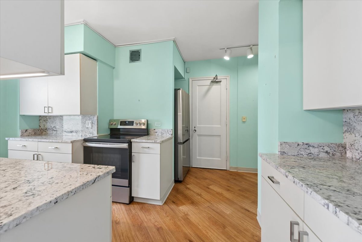 5555 N SHERIDAN Road Unit: 1017