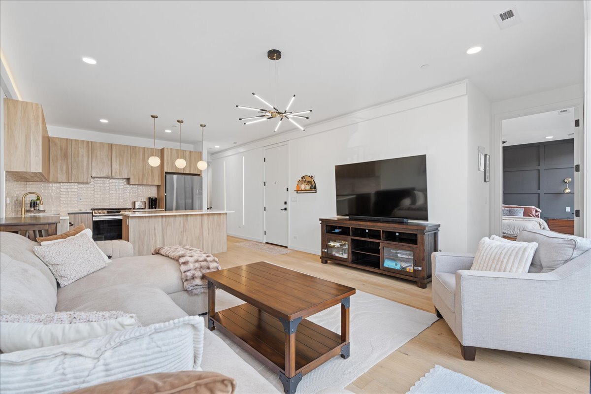 2611 W Haddon Avenue Unit: 2