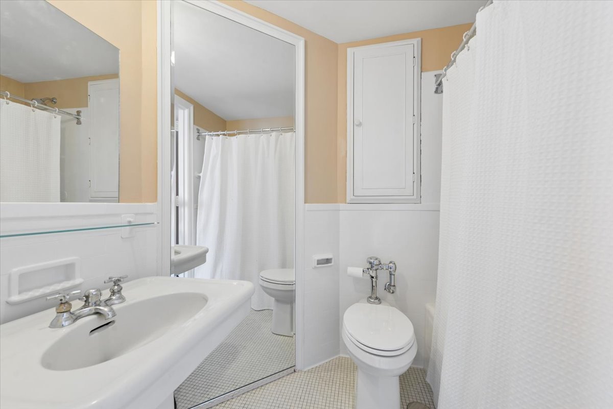 5555 N SHERIDAN Road Unit: 1811