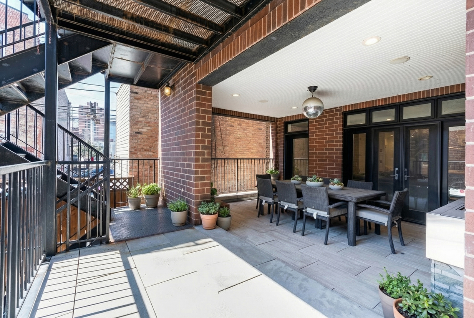 729 W Barry Avenue Unit: 1