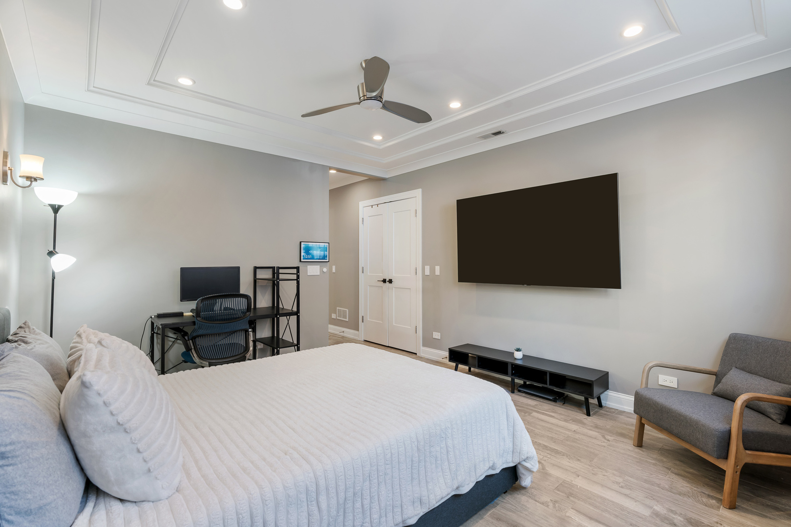 729 W Barry Avenue Unit: 1