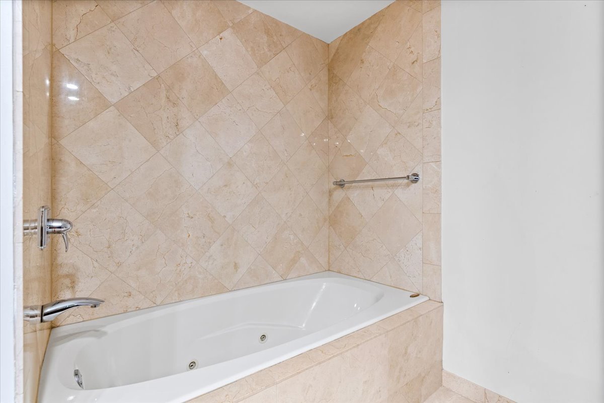 130 N GARLAND Court Unit: 3702