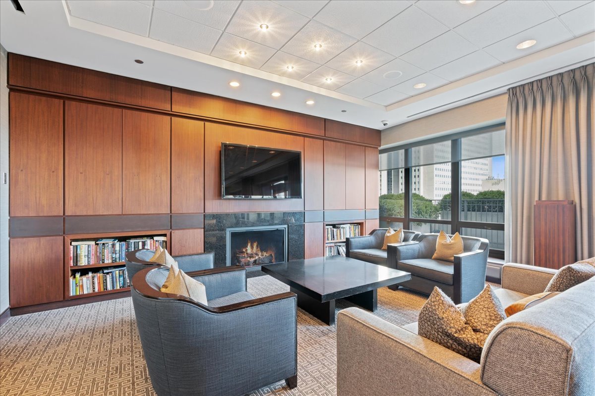 130 N GARLAND Court Unit: 3702