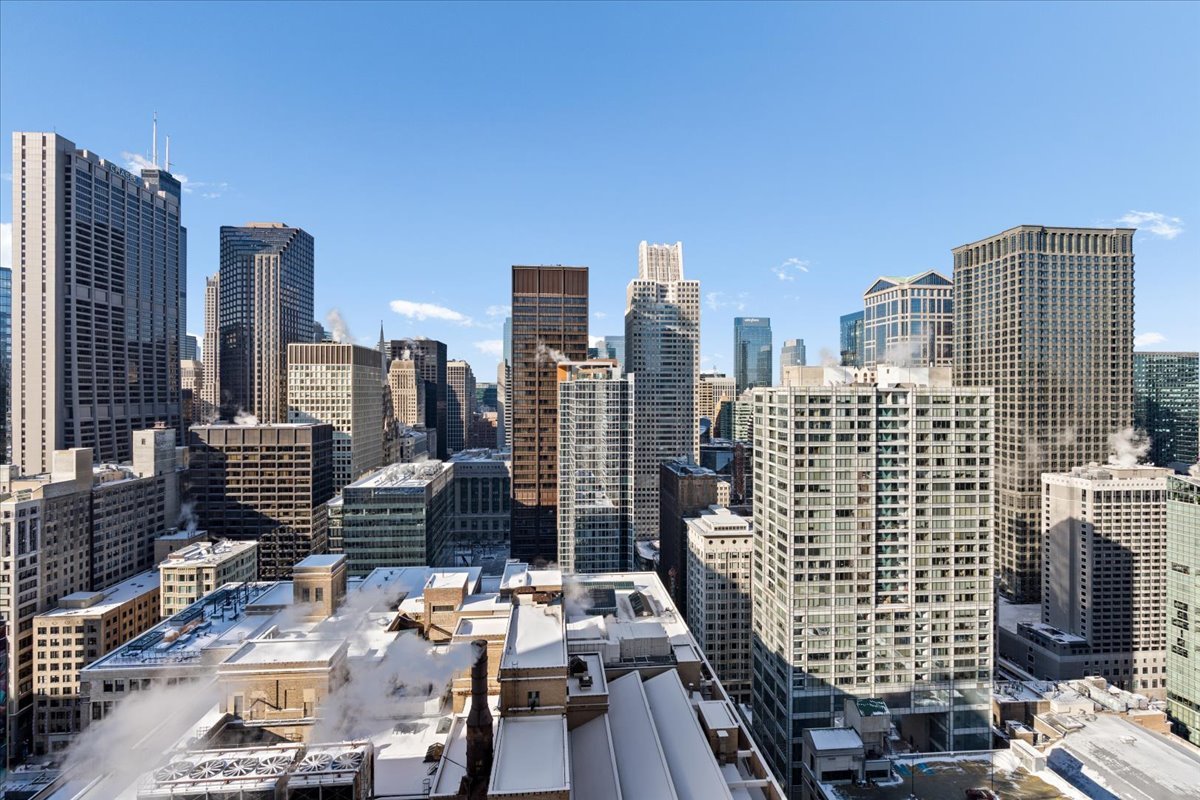 130 N GARLAND Court Unit: 3702