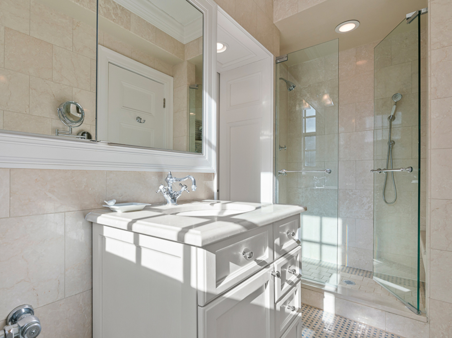 232 E WALTON Place Unit: 5E