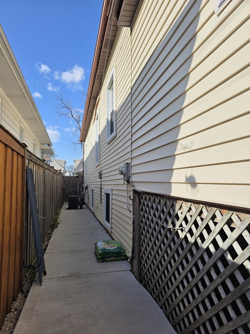 5411 W WARWICK Avenue