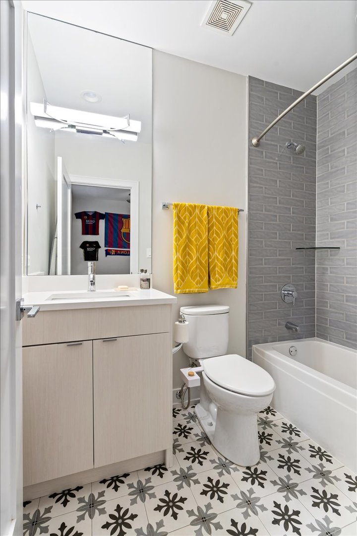 3033 N Clybourn Avenue Unit: 1