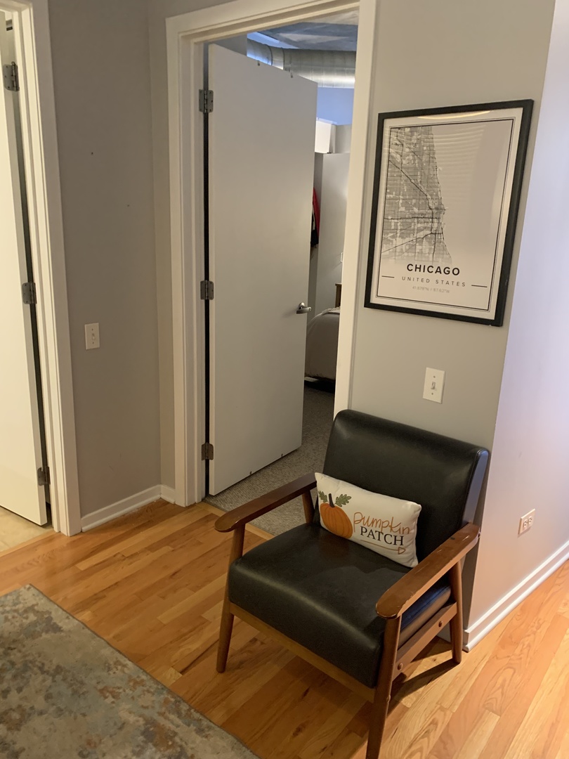 900 N KINGSBURY Street Unit: 1105