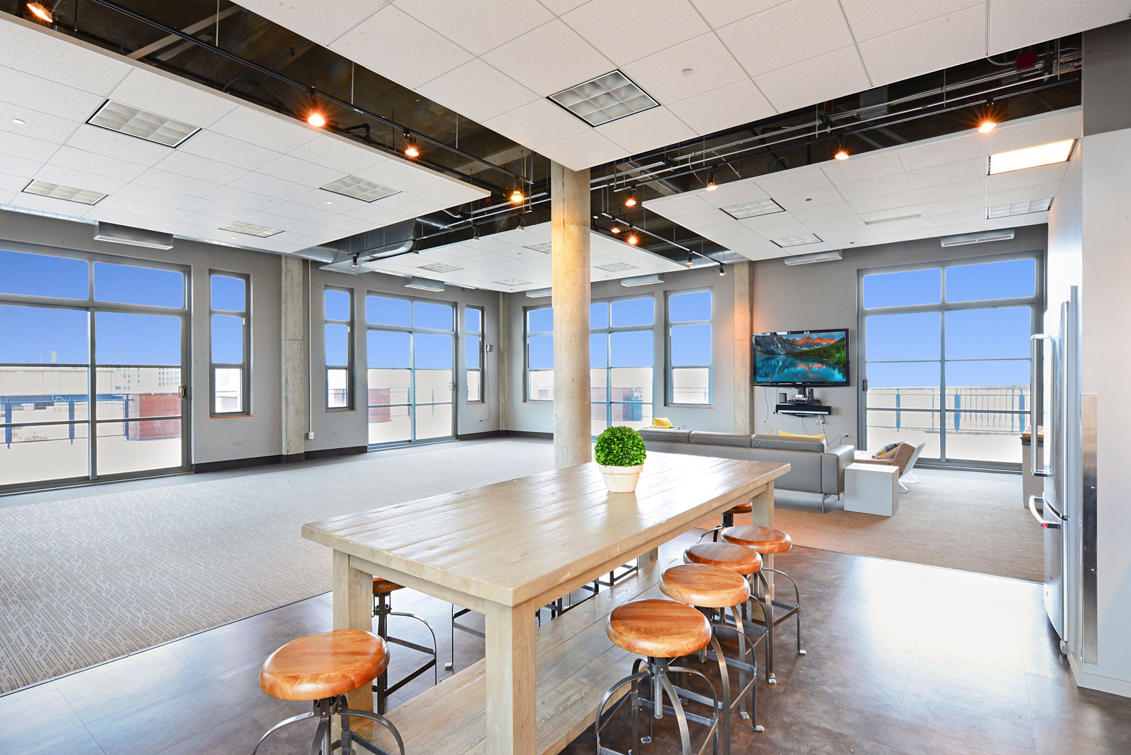 900 N KINGSBURY Street Unit: 1105