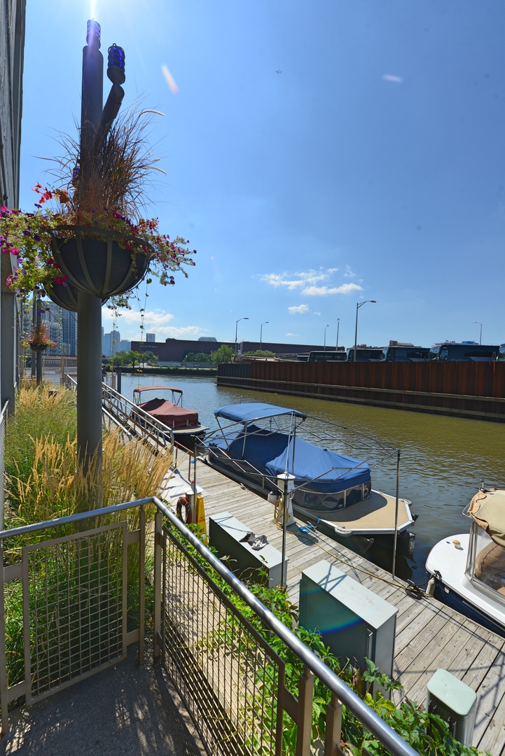 900 N KINGSBURY Street Unit: 1105