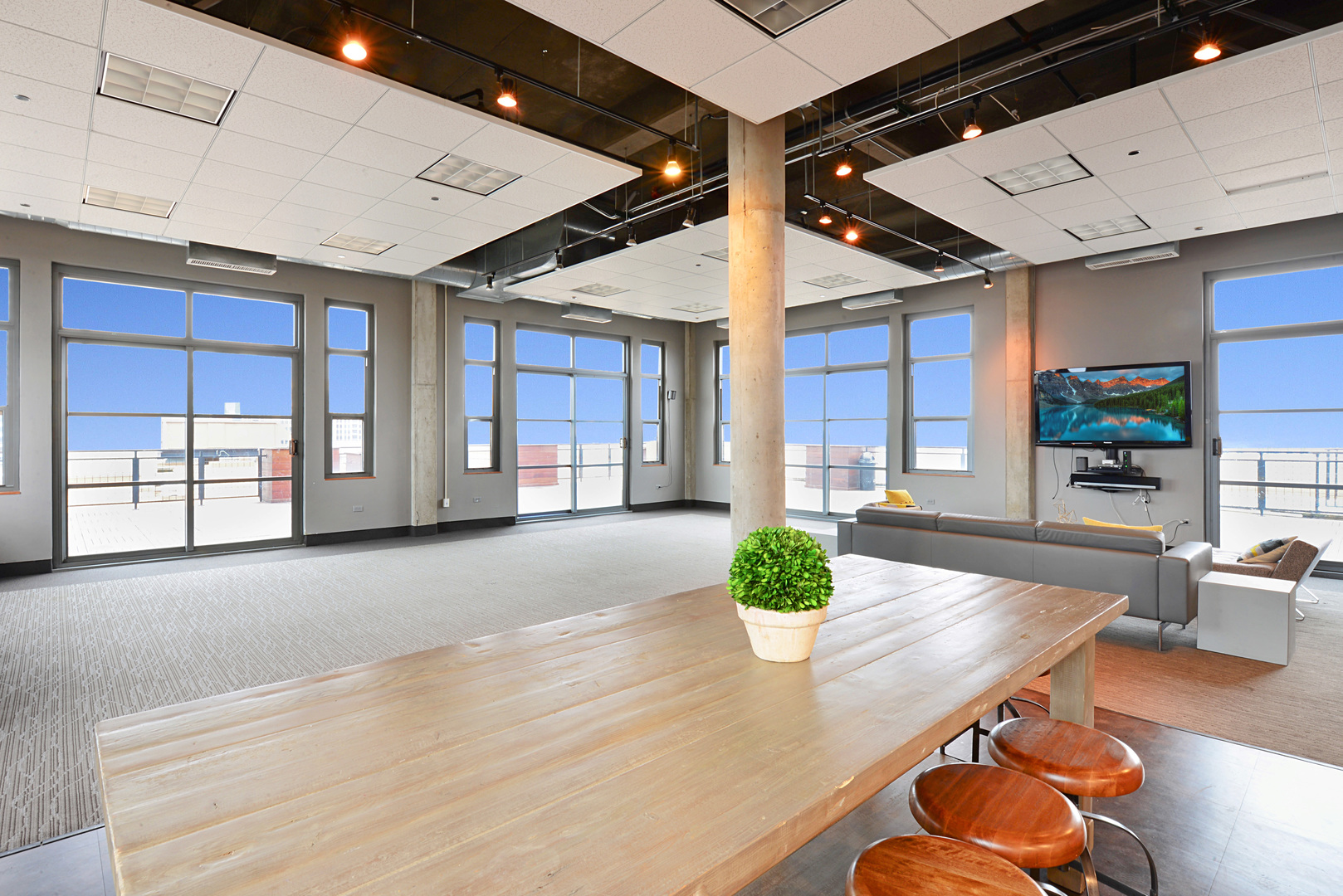 900 N KINGSBURY Street Unit: 1105