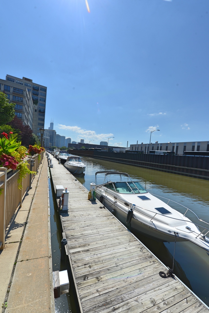 900 N KINGSBURY Street Unit: 1105
