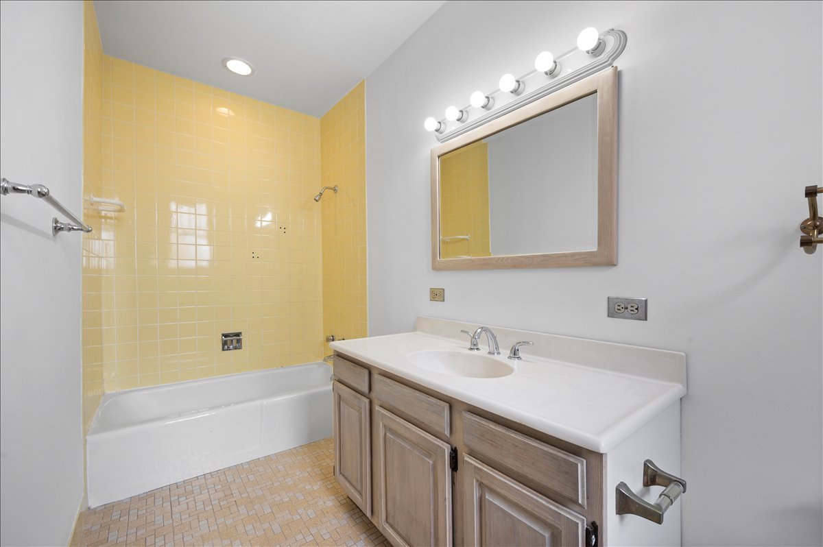 2440 N Lakeview Avenue Unit: 6C