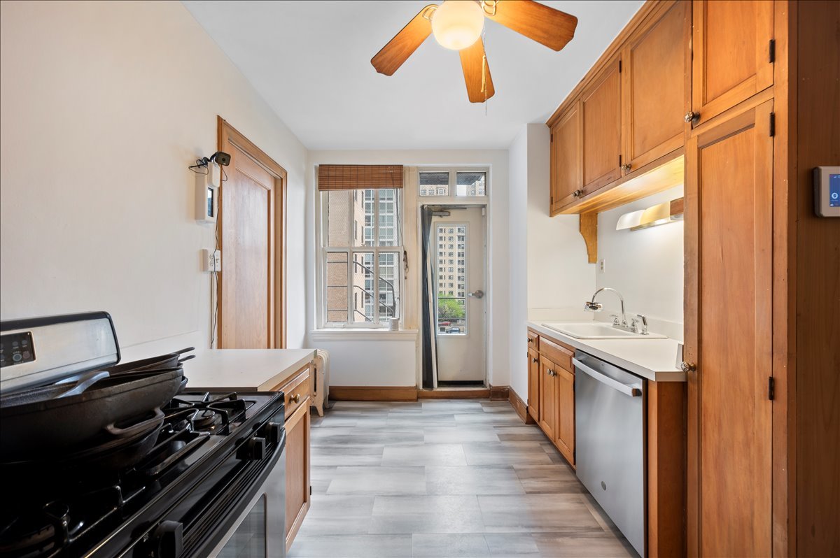 2440 N Lakeview Avenue Unit: 6C