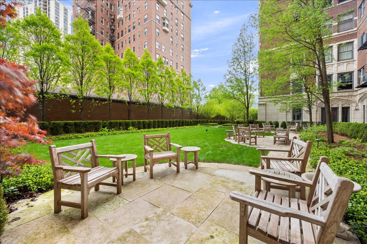 2440 N Lakeview Avenue Unit: 6C