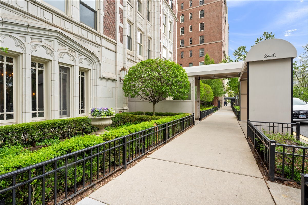 2440 N Lakeview Avenue Unit: 6C