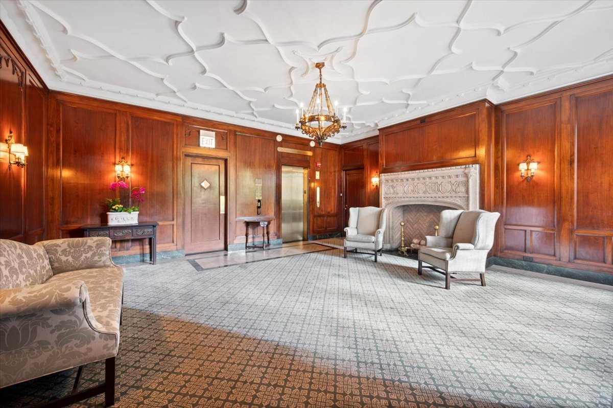 2440 N Lakeview Avenue Unit: 6C
