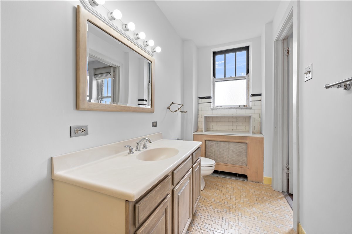 2440 N Lakeview Avenue Unit: 6C