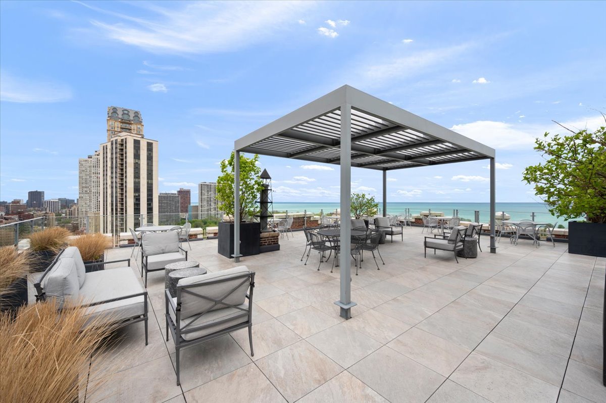 2440 N Lakeview Avenue Unit: 6C