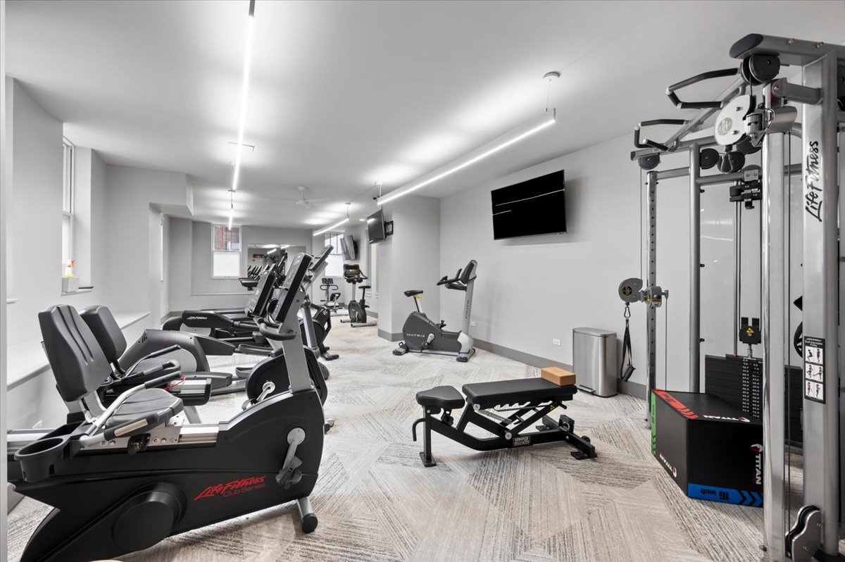 2440 N Lakeview Avenue Unit: 6C