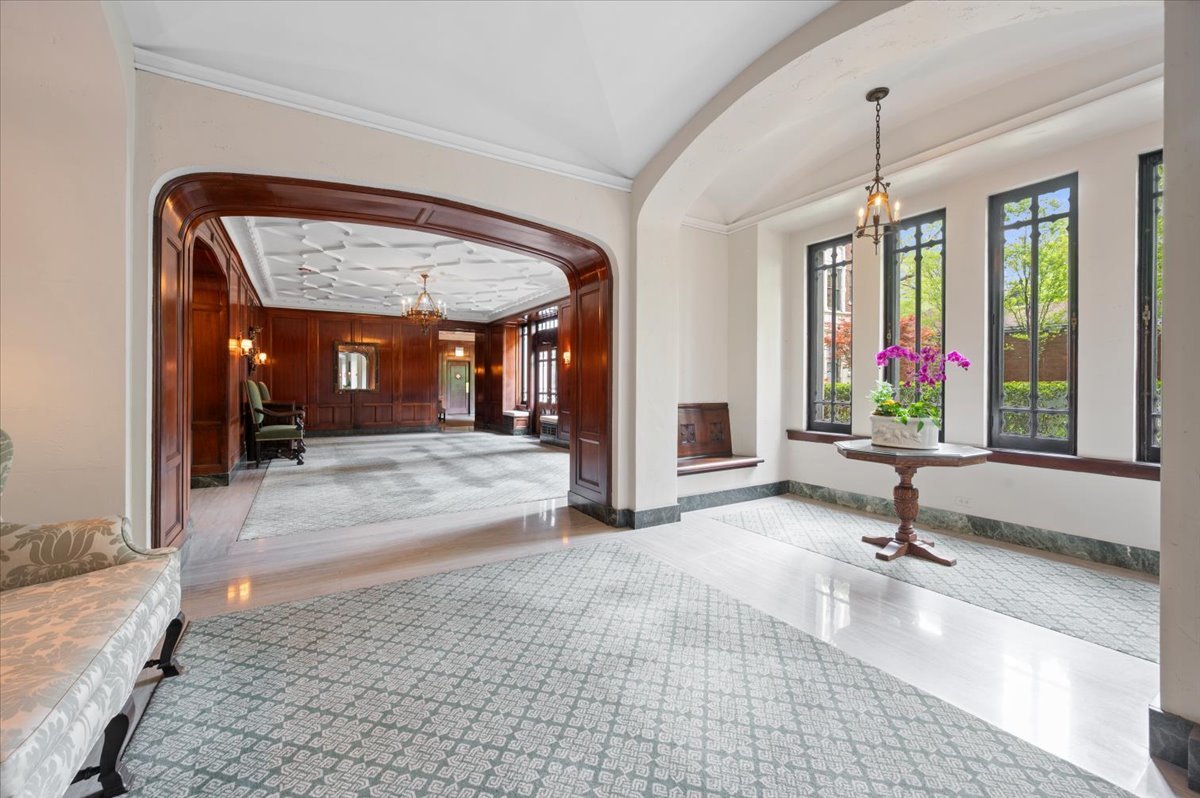 2440 N Lakeview Avenue Unit: 6C
