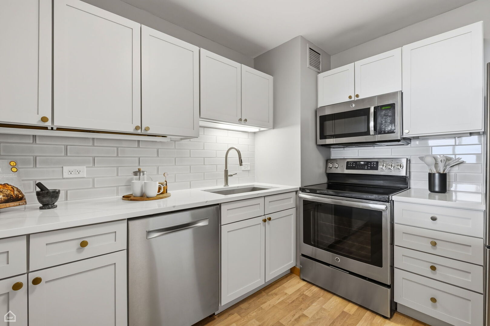 1636 N Wells Street Unit: 1011